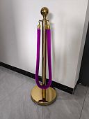 Ленточное ограждение столбик золотая стойка с фиолетовым канатом тросом 1,5 метра